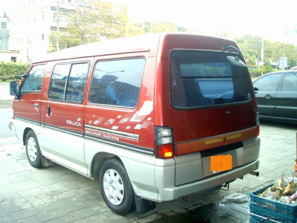 得利卡8人座廂型車 照片4