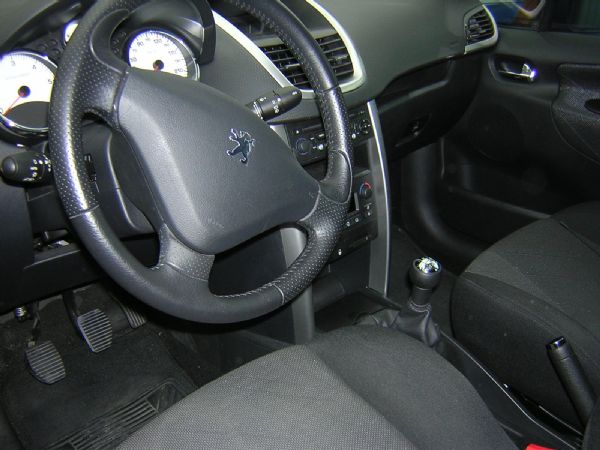 PEUGEOT 207HDI僅跑2萬多 照片4