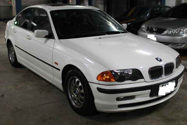 BMW 320i 照片1