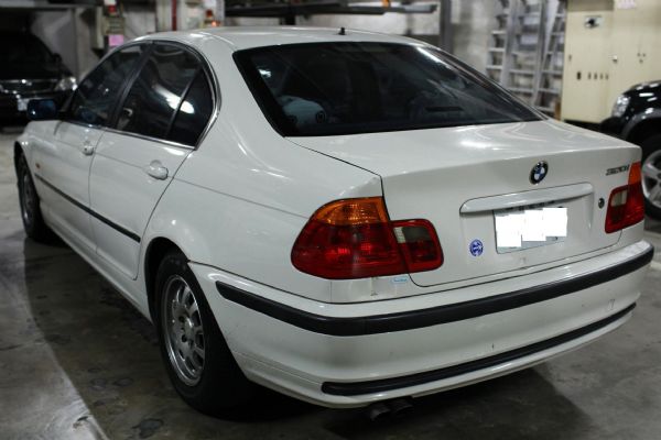 BMW 320i 照片2