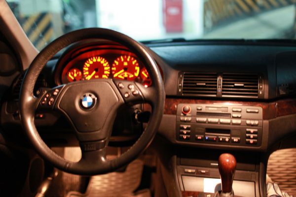 BMW 320i 照片3
