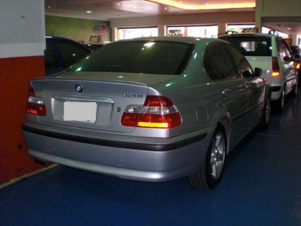 BMW 320i 銀色 照片10