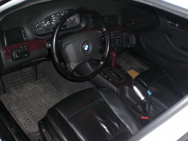 BMW 318i 照片4