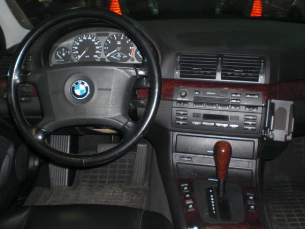 BMW 318i 照片6
