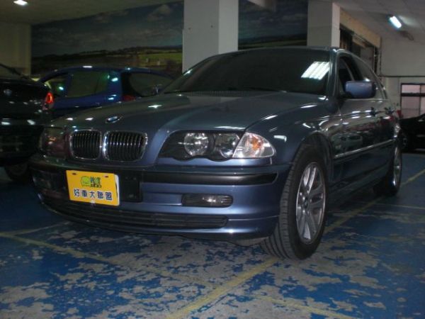 BMW 320i 鐵灰色 照片1