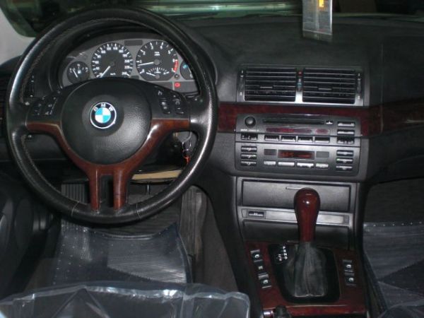 BMW 320i 黑色 照片7