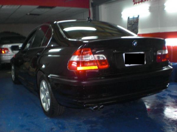 BMW 320i 黑色 照片9