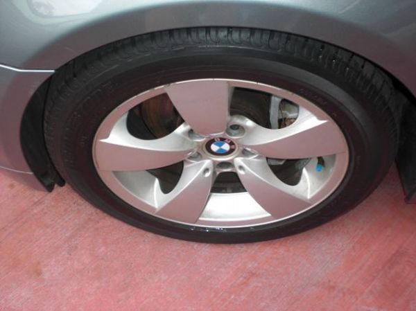 BMW 530  3.0 銀色 照片3
