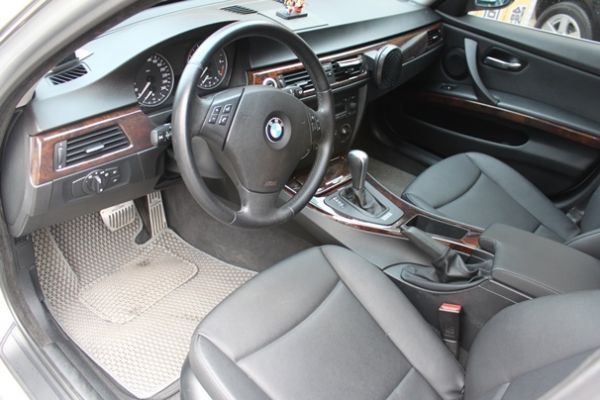 BMW 323  2.5 銀色 照片4