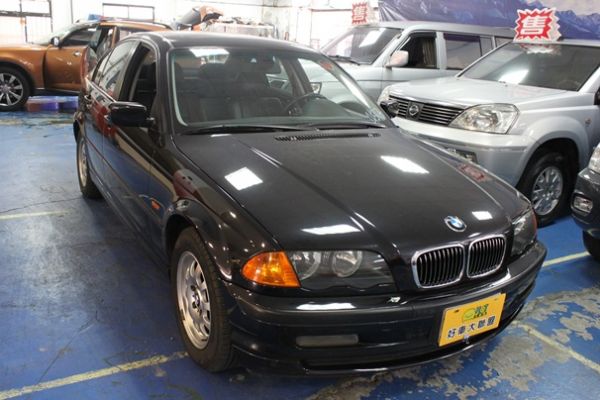 BMW 318 1.9 黑色 照片1