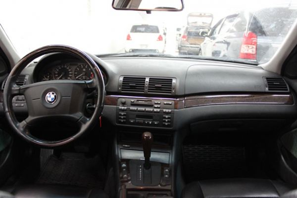 BMW 318 1.9 黑色 照片4