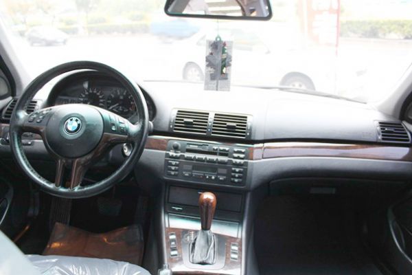 02 BMW 320  2.2黑 照片4