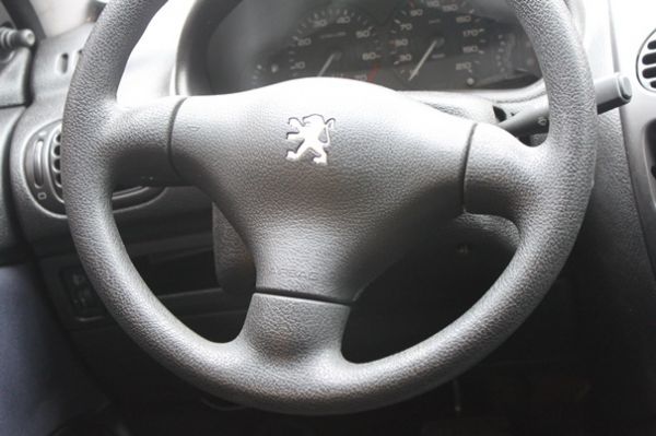 01 Peugeot 寶獅 206 照片5