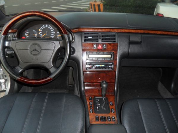 BENZ E240 照片3