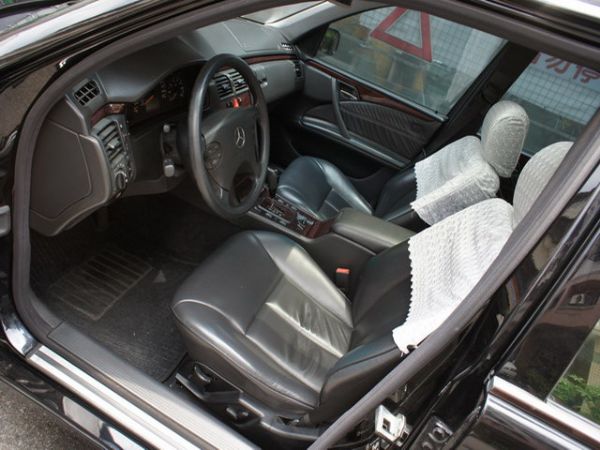 02 BENZ E 240 2.6 照片3