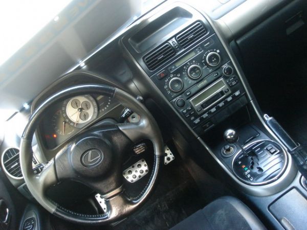 02 LEXUS IS 200 照片4