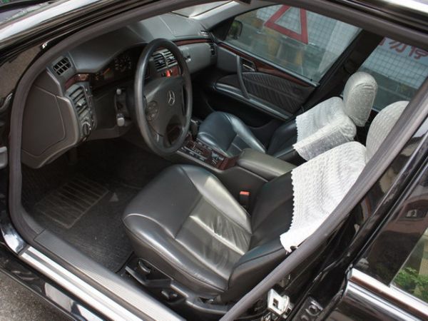 02 BENZ E240 2.6 照片3