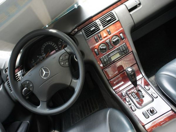 02 BENZ E240 2.6 照片4