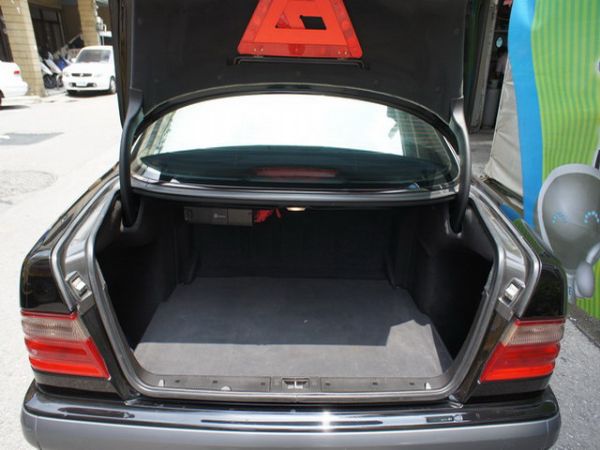 02 BENZ E240 2.6 照片9