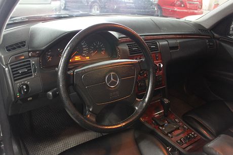 Benz 賓士 E-Class E320 照片3