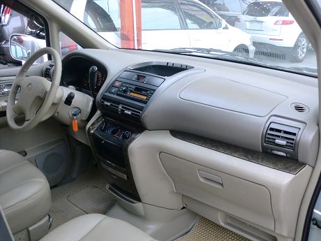 Nissan 日產 Serena QRV 照片4