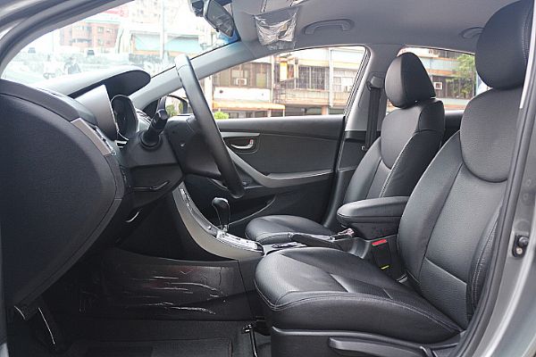 2012年 現代 ELANTRA 1.8 照片6