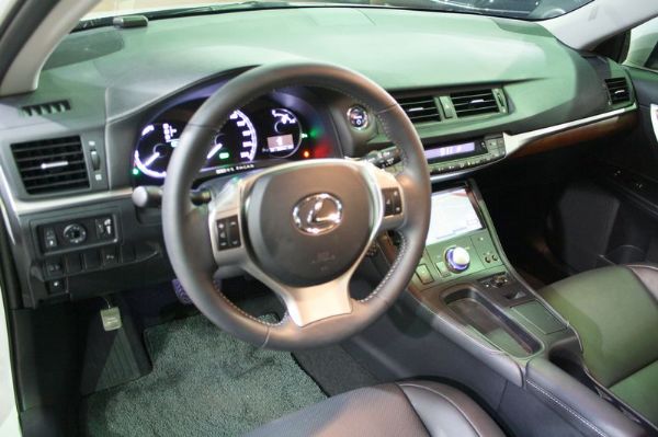 Lexus 凌志 CT200H 油電混合 照片4
