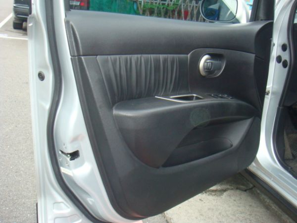 NISSAN LIVINA 照片3