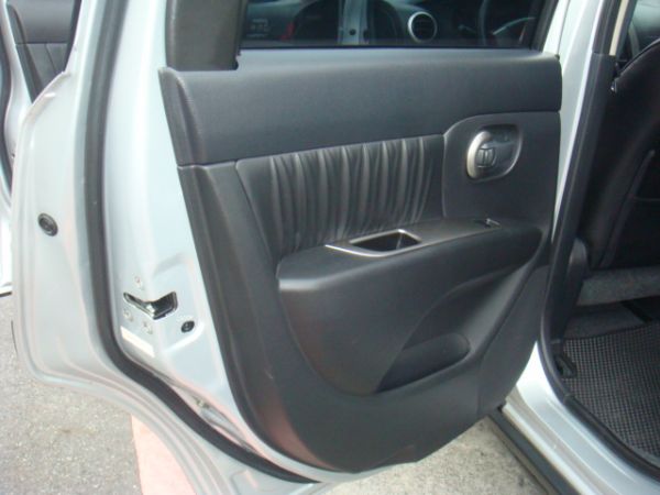 NISSAN LIVINA 照片4