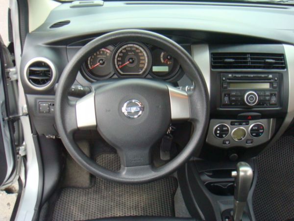 NISSAN LIVINA 照片9