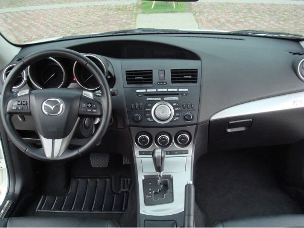 11 MAZDA3 2.0 5門 照片2