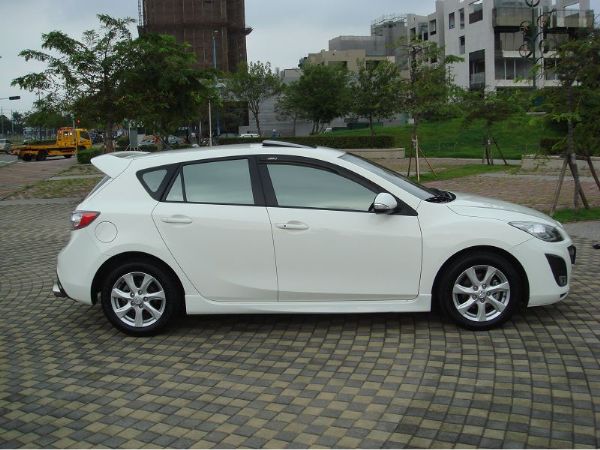 11 MAZDA3 2.0 5門 照片8