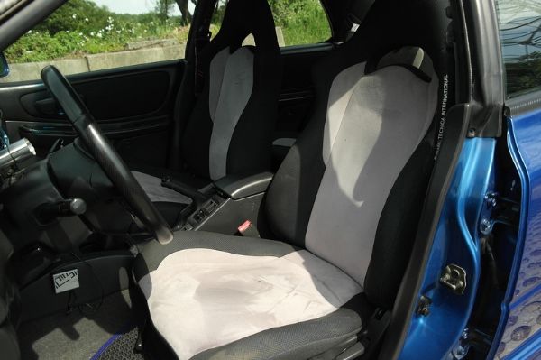 ★小瑋嚴選☆00 Subaru 硬皮鯊 照片7