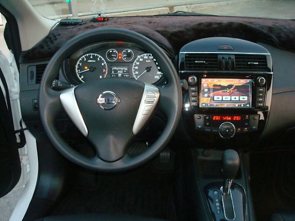 13年 NISSAN TIIDA1.8白 照片6