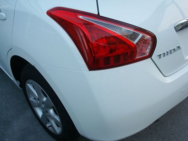 13年 NISSAN TIIDA1.8白 照片8