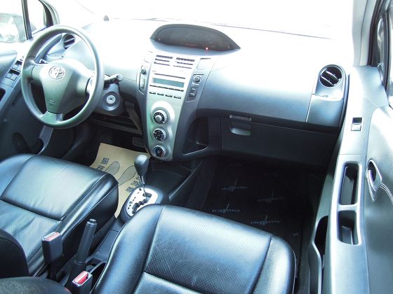 Toyota豐田 Yaris 2011 照片3