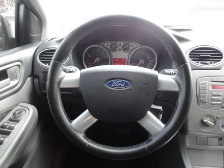 Ford 福特 Focus 1.8 照片3