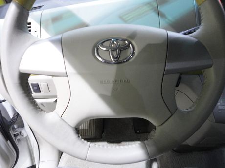 Toyota豐田 Previa 照片4