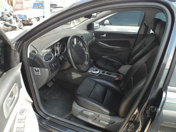 Ford Focus 黑色 1.8 照片3