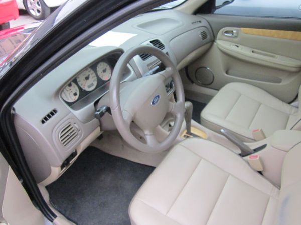 Ford Tierra 1.6 黑色  照片7