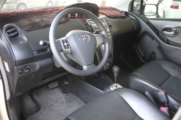 Toyota 豐田 Yaris G版 照片4