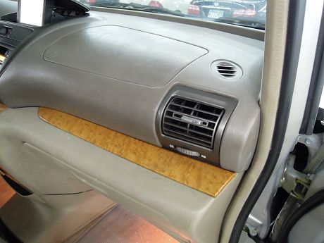 Nissan 日產 Serena QRV 照片5