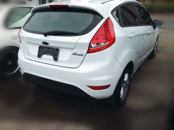 Ford Fiesta 1.4 白色 照片2