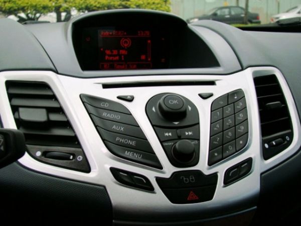 Ford Fiesta 1.4 白色 照片4