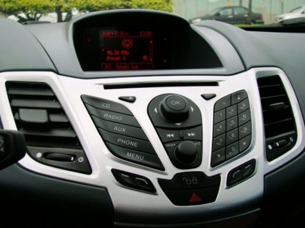 Ford Fiesta 1.4 白色 照片4