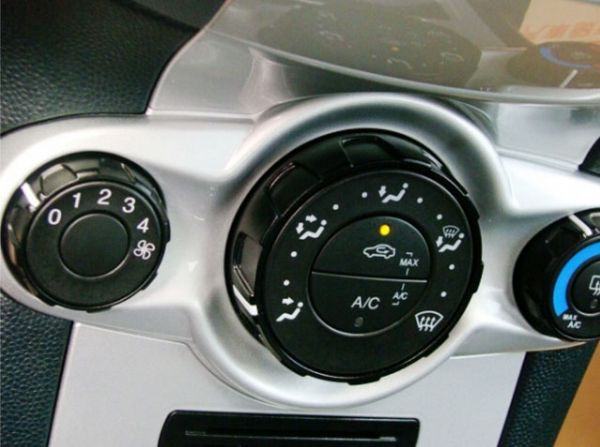 Ford Fiesta 1.4 白色 照片5