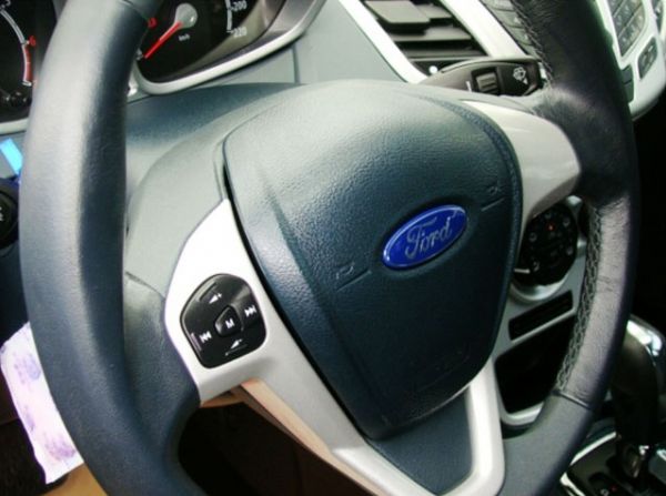 Ford Fiesta 1.4 白色 照片8