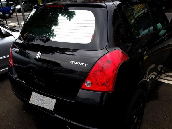 鈴木索利歐1.3黑 四門小型車 照片1