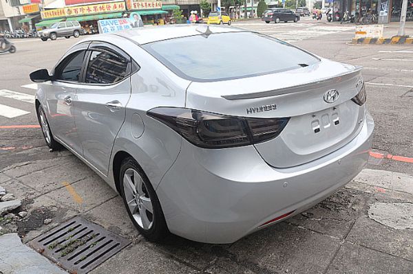 現代 ELANTRA 富士康汽車 照片4