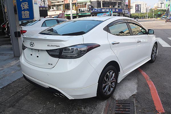 現代 ELANTRA 富士康汽車 照片3